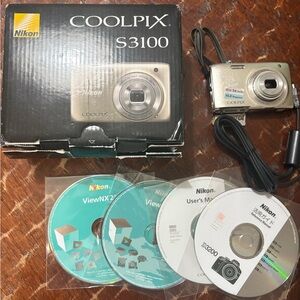 Nikon Coolpix S3100 Silver Compact Digital Camera 14.0MP FOR PARTS ONLY BROKEN